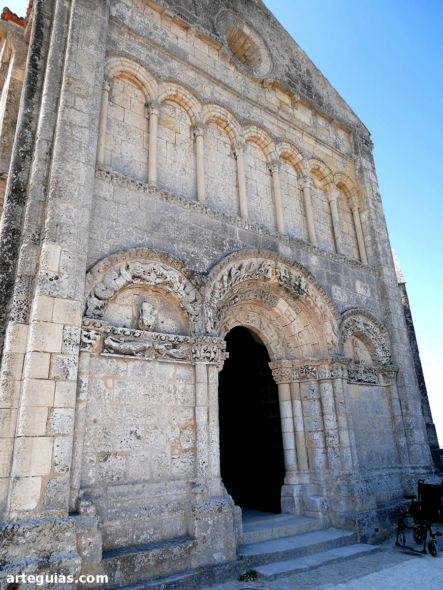 Iglesia de Talmont-sur-Gironde, Francia . Brazo norte del transepto