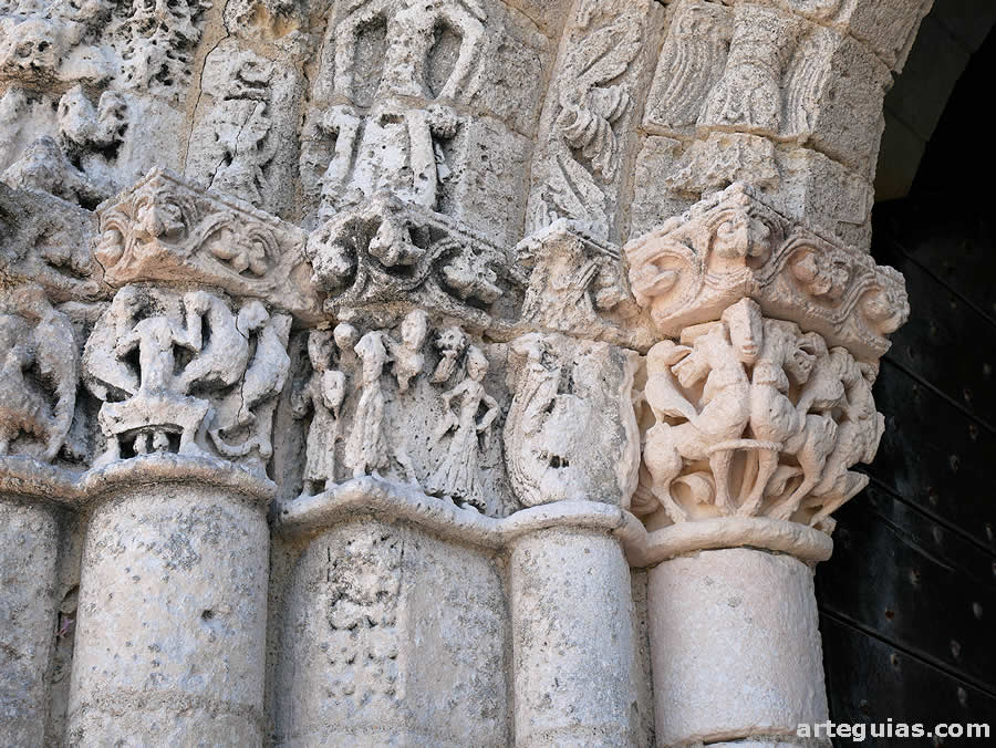 Capiteles de la puerta norte