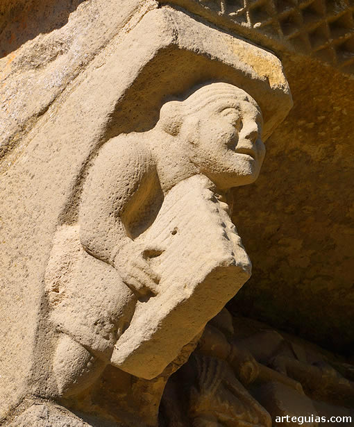 Cenecillo con un m&uacute;sico