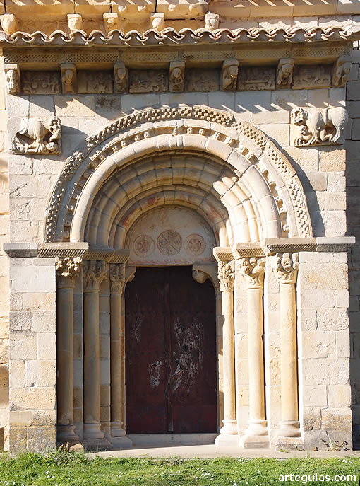 Iglesia de Artaiz: la c&eacute;lebre e historiada portada