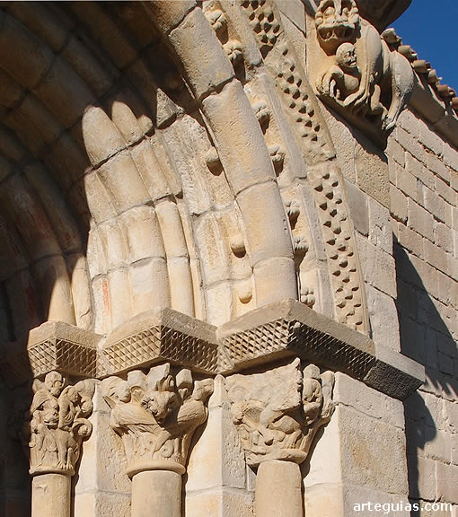 Detalle de la puerta con sus arcquivoltas, capiteles y relieves