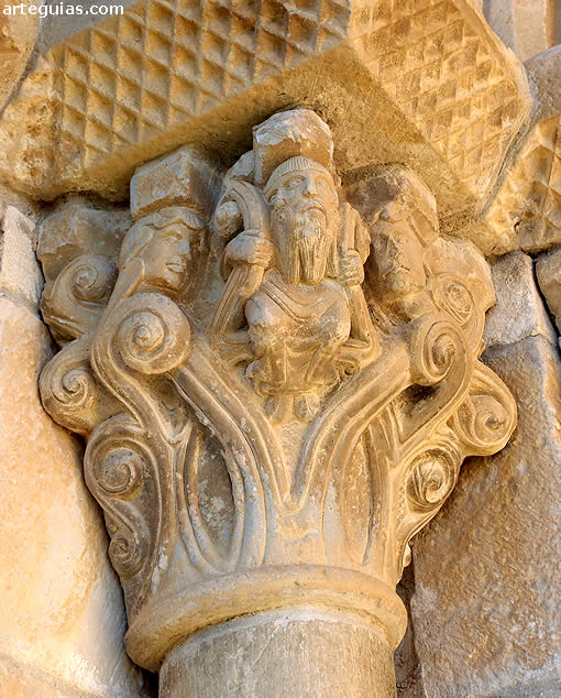 Iglesia de Artaiz: capitel de la puerta