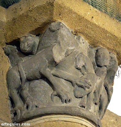 Capitel con combate entre un caballero y un le&oacute;n