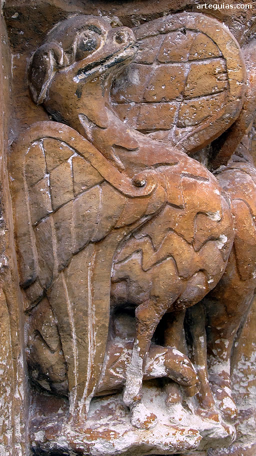 Drag&oacute;n esculpido en una de las columnas de la puerta. Iglesia de Gredilla de Sedano