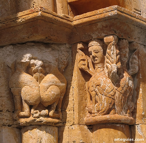 Capiteles del lado derecho de la portada