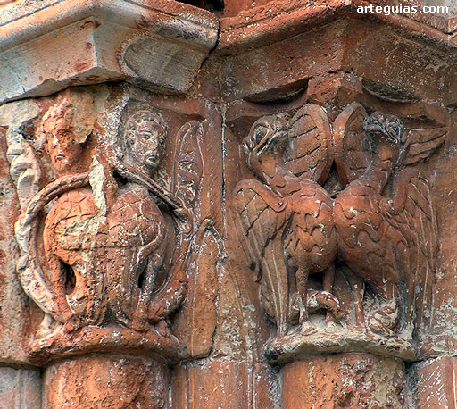 Capiteles del lado izquierdo de la puerta de la iglesia de Gredilla de Sedano, Burgos