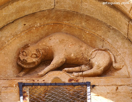 T&iacute;mpano de uno de los ventanales con un le&oacute;n representado