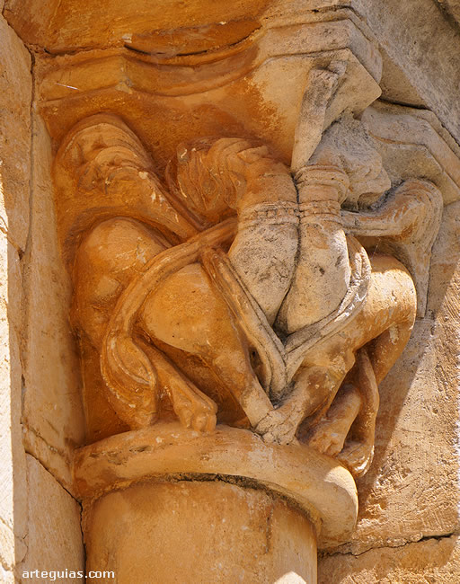 Capitel de un ventanal con dos leones