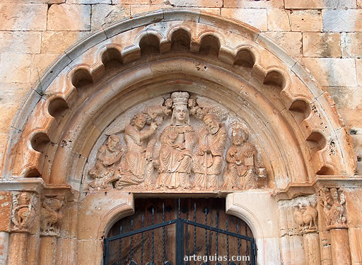 Detalle de la puerta de la iglesia de Gredilla de Sedano