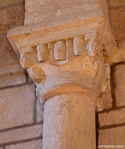 Misterioso capitel con cabezas an&oacute;nimas