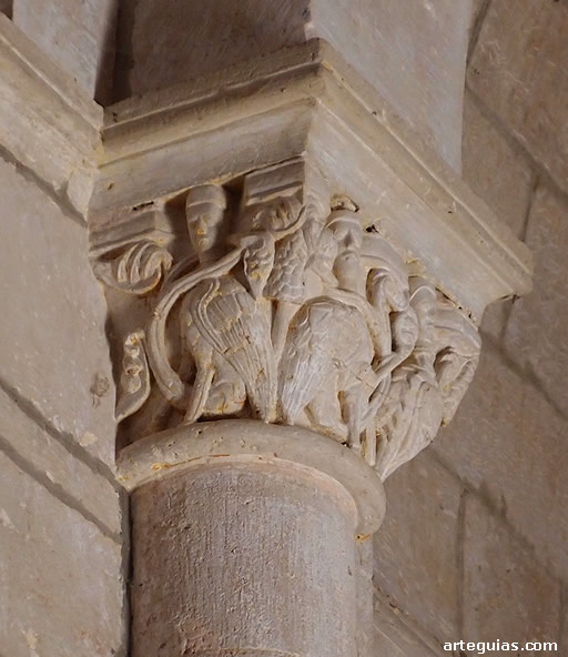 Iglesia de Gredilla de Sedano, Burgos: capitel de una de las columnas interiores que sujeta un arco faj&oacute;n. Muestra arp&iacute;as junto a plantas de flor de aro