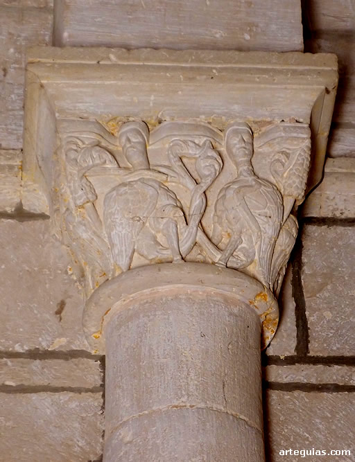 Iglesia de Gredilla de Sedano, Burgos: capitel interior con una pareja de arp&iacute;as y flores de aro