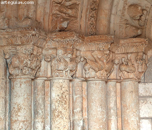 Capiteles zoomorfos de la portada