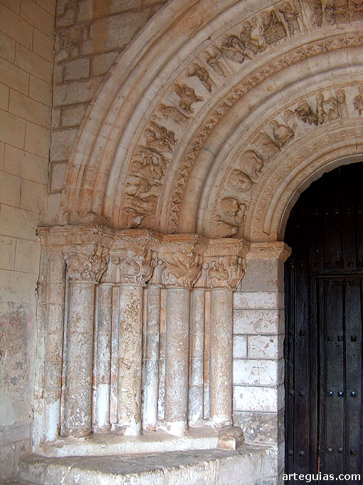 Detalle de la puerta rom&aacute;nica de la iglesia de Hormaza, Burgos