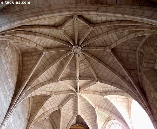 Iglesia de Hormaza, Burgos: b&oacute;vedas de crucer&iacute;a estrellada del interior