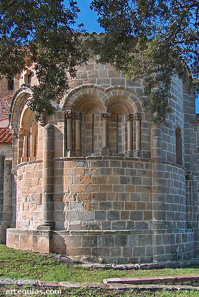 Peculiar muro absidal