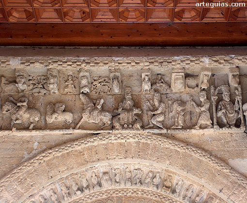 Iglesia de Santa Mar&iacute;a de Carri&oacute;n: relieve superior dedicado al Ciclo de la Natividad