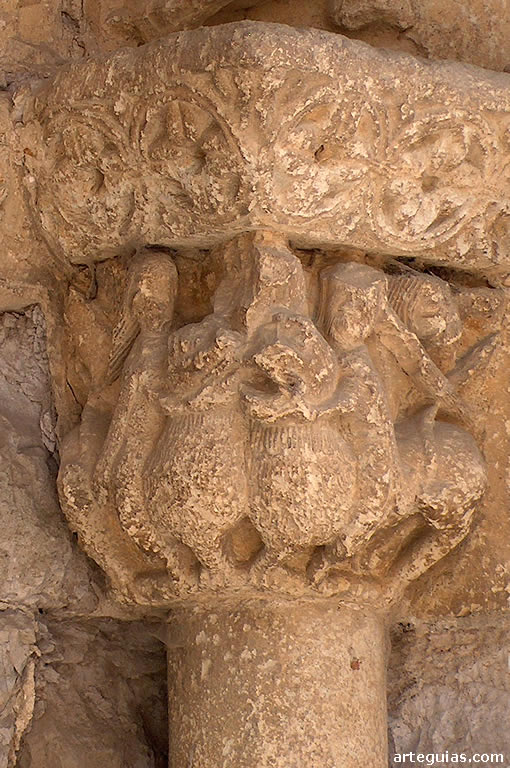 Capitel con dos escenas sim&eacute;tricas de Sans&oacute;n desquijarando al le&oacute;n