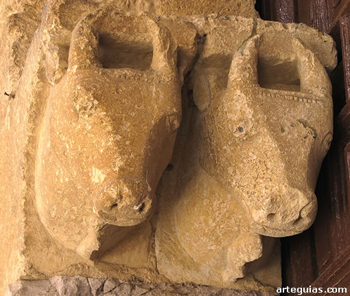 Mocheta con dos cabeza de b&oacute;vidos