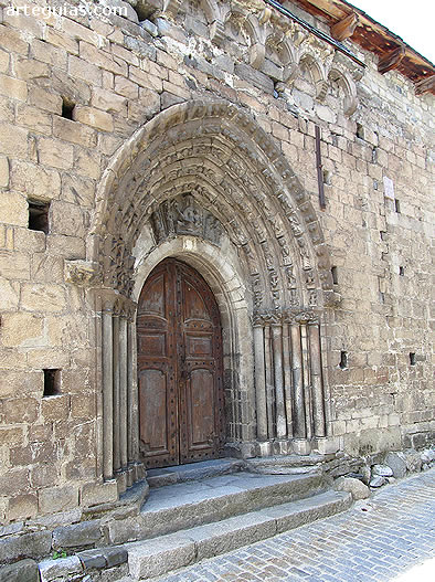 Iglesia de Sant Esteve (Sant Esteue) de Betr&eacute;n: portda del muro norte