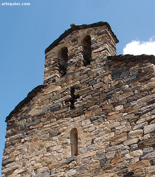 Iglesia de Sant Serni de Nagol. Espada&ntilde;a y ventanal con forma de cruz