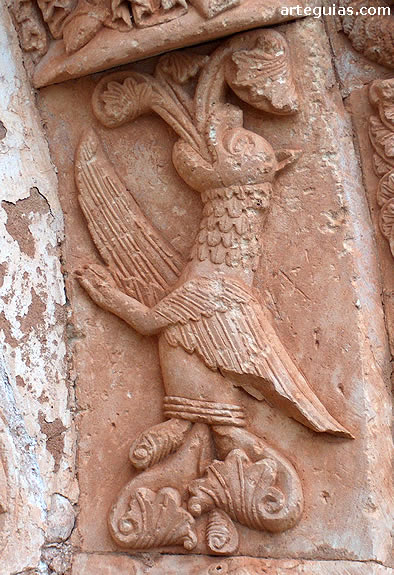 Drag&oacute;n tallado en la puerta