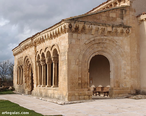 Aspecto general de la galer&iacute;a porticada de la iglesia de San Miguel Arc&aacute;ngel de Sotosalbos, Segovia