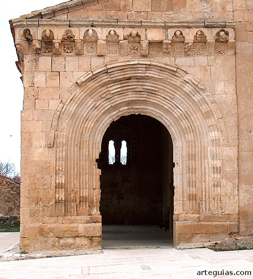 Puerta oriental de la galer&iacute;a porticada de Sotosalbos