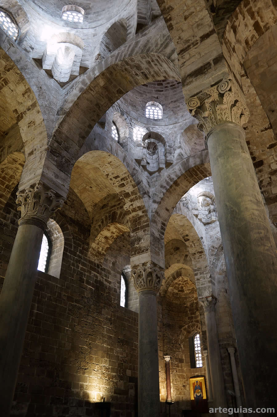 Espectacular interior de la iglesia de San Cataldo, Palermo (Sicilia)