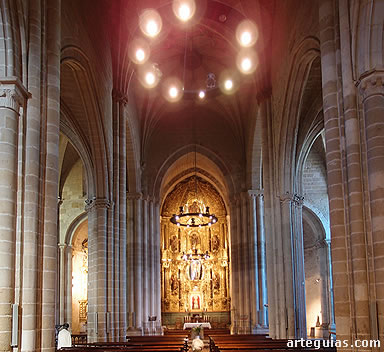 Interior eminentemente g&oacute;tico de la iglesia