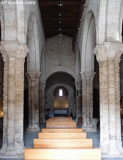 Wamba: interior de la nave central de la iglesia