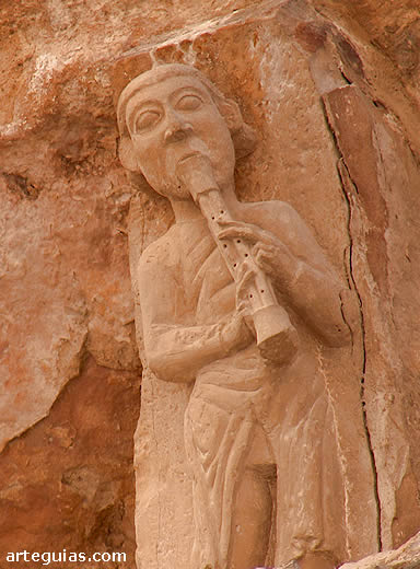 M&uacute;sico en uno de los canecillos