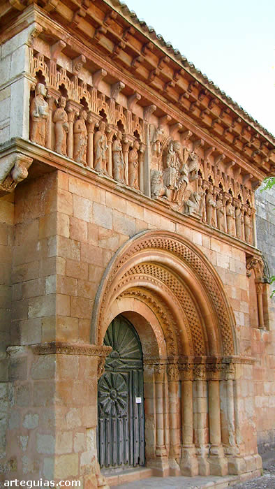 La fachada sur de la iglesia de Moarves de Ojeda es, sencillamente, espectacular