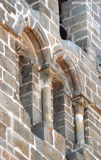 Ventanal con arquivoltas apuntadas sobre columnas