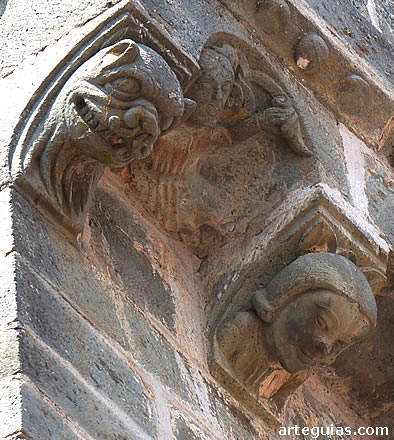 La torre de la iglesia de Mombuey cuenta con escultura figurada en su cornisa