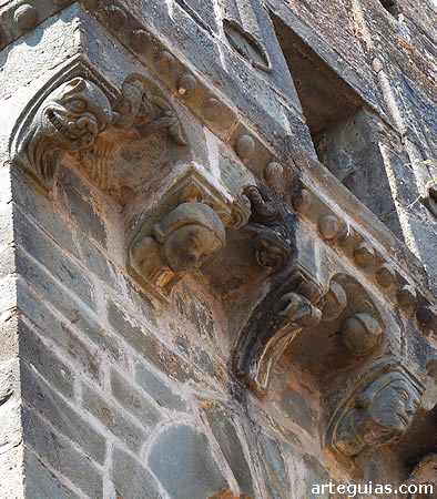 Alero de la cornisa superior repleto de cabezas humanas y de animales