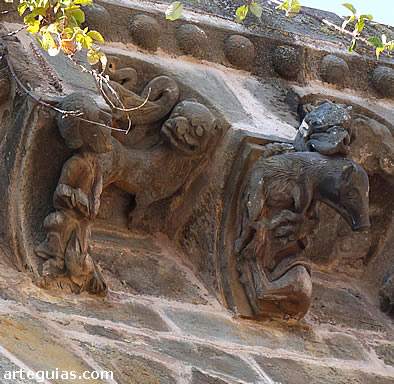 Personaje humano y leones. Uno de ellos apresando a un jabal&iacute;