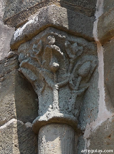 Capitel vegetal de uno de los ventanales