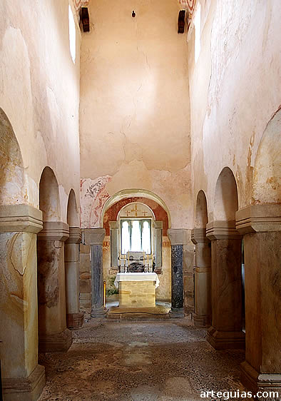 Nave central de la iglesia de San Salvador de Valdedi&oacute;s, desde los pies a la cabecera