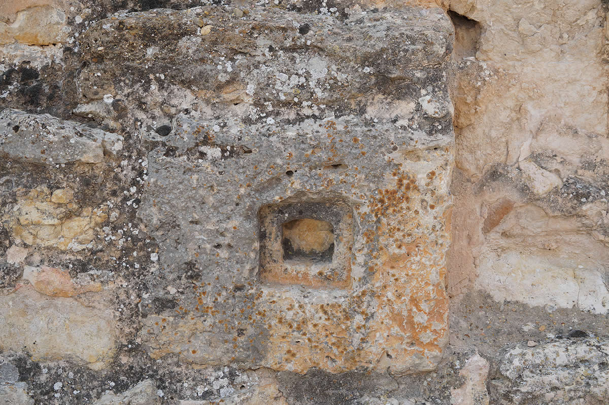 Pie de altar prerrománico en la fachada occidental del templo soriano