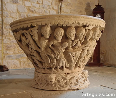 La famosa pila bautismal rom&aacute;nica de la iglesia de Colmenares de Ojeda