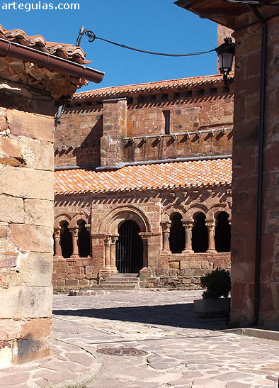 La iglesia est&aacute; rodeada de viviendas serranas muy bien construidas