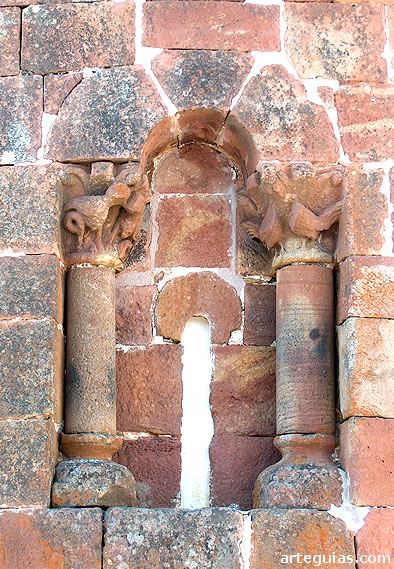 Otro ventanal con capiteles cuya tem&aacute;tica es zoomorfa