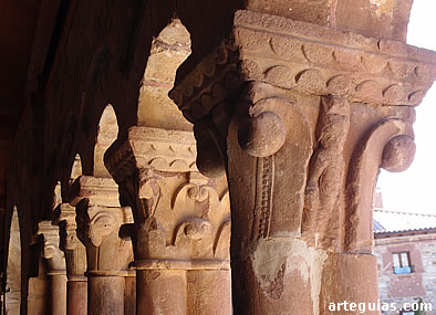 La mayor&iacute;a de los capiteles tiene figuras geom&eacute;tricas y vegetales aunque algunos llevan figuraci&oacute;n humana