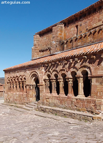 Galer&iacute;a porticada de Pineda de la Sierra en una ma&ntilde;ana soleada