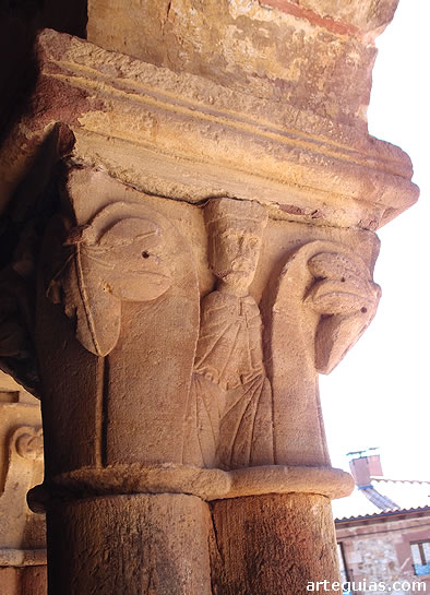 Personaje esculpido en uno de los capiteles