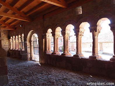 La galer&iacute;a se asoma a las calles serranas del pueblo