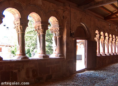 La galer&iacute;a de la iglesia de Pineda de la Sierra es uno de los elementos m&aacute;s notables y caracter&iacute;sticos