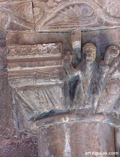 Otro capitel que muestra a un obispoo ante una persona muerta