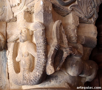 Capitel de la puerta; sagitario y sirena pez
